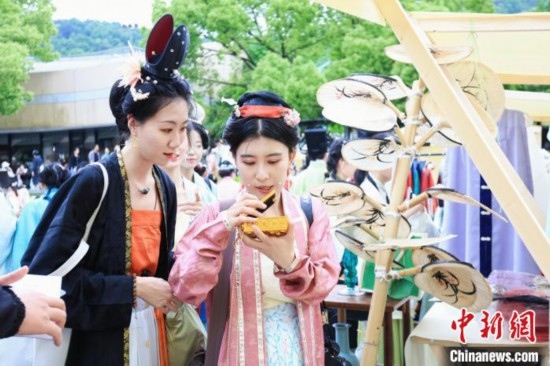 漢服愛好者逛集市。中國絲綢博物館 供圖