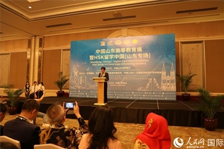 中國駐印尼大使館文化參贊周斌在活動開幕式上致辭。人民網(wǎng)記者曹師韻攝