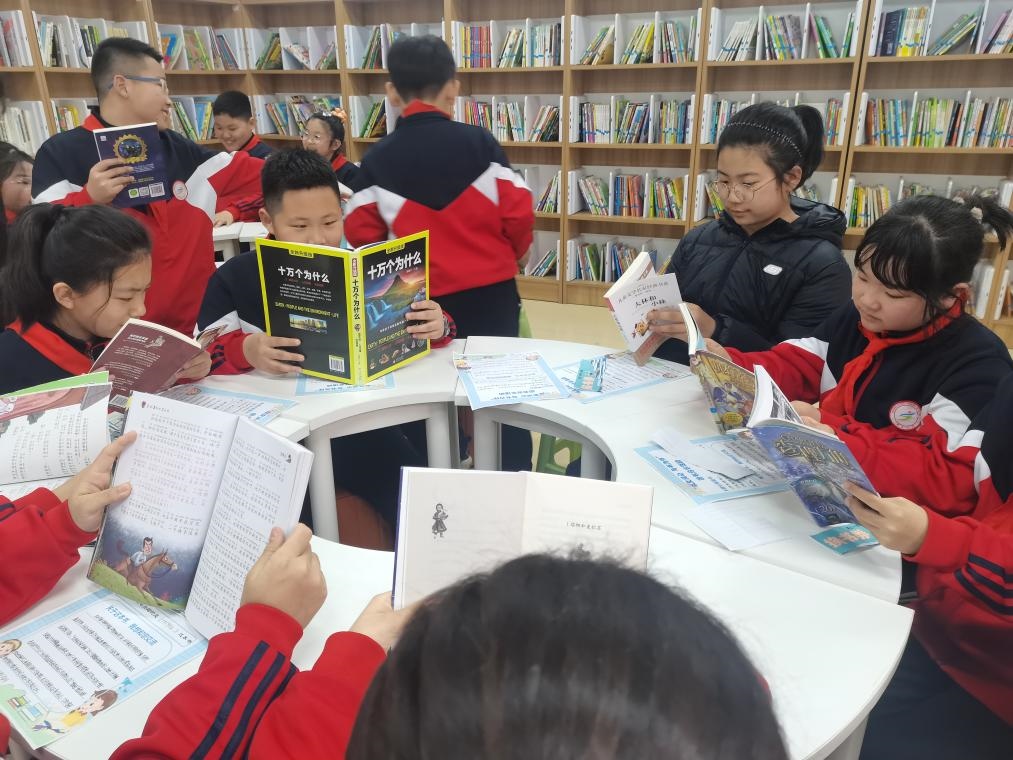 3月28日，遼寧省沈陽市鐵西區(qū)重工街第一小學(xué)的同學(xué)們?cè)谥腔蹐D書借閱室里專注閱讀。（沈陽市鐵西區(qū)委宣傳部供圖）