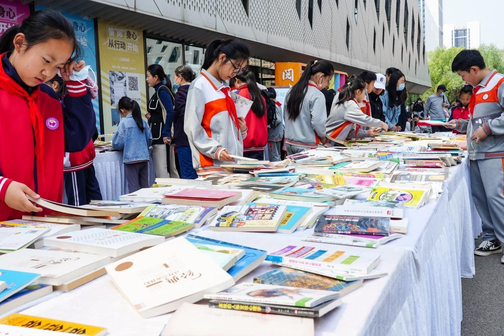 4月20日，山東省濟(jì)南市第十四屆“書香泉城”全民閱讀節(jié)在濟(jì)南市圖書館啟動(dòng)，小學(xué)生在閱讀節(jié)上參與換書活動(dòng)。新華社記者 朱崢 攝
