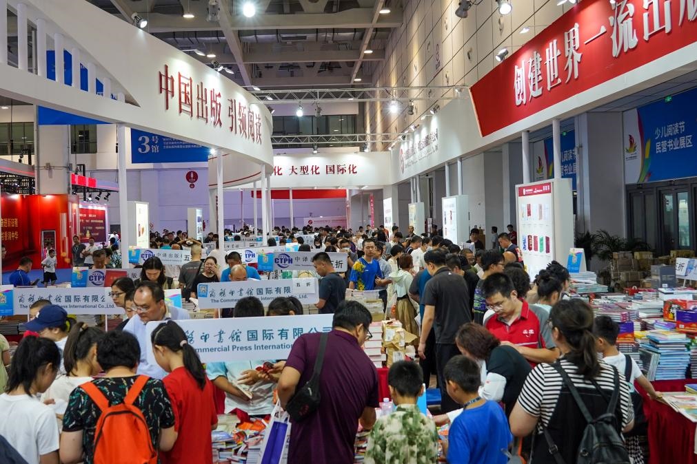 2023年7月31日，在第31屆全國圖書交易博覽會(huì)上，讀者在閱覽選購新書。新華社記者 朱崢 攝