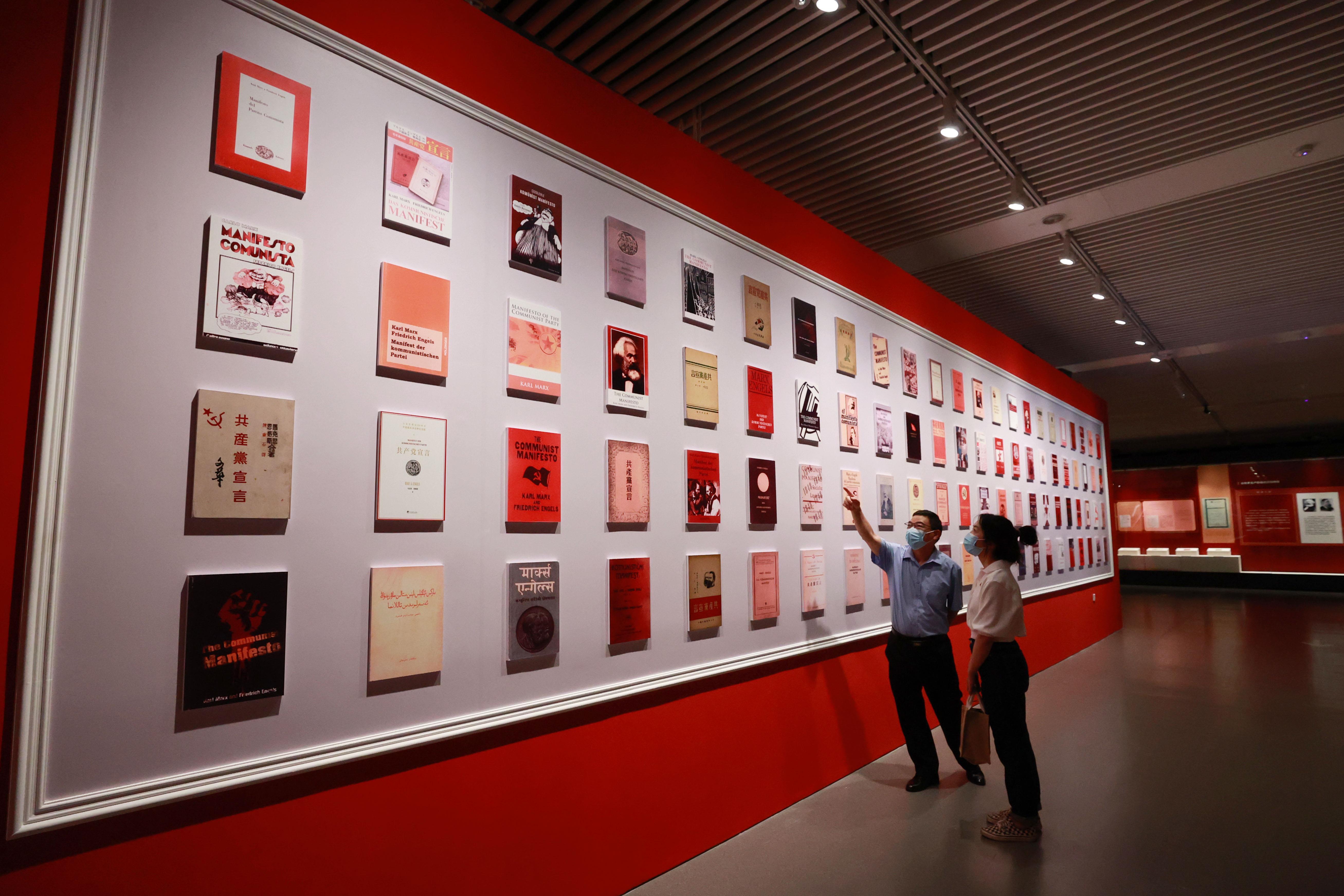 △2021年8月5日，觀眾在國家圖書館觀看不同版本的《共產(chǎn)黨宣言》。