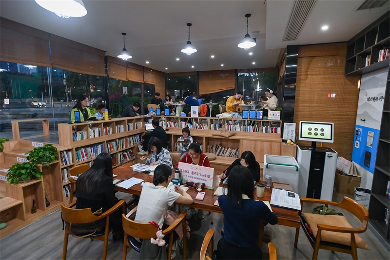 4月22日，讀者在重慶一家24小時城市智慧書房中閱讀。圖片來源：視覺中國