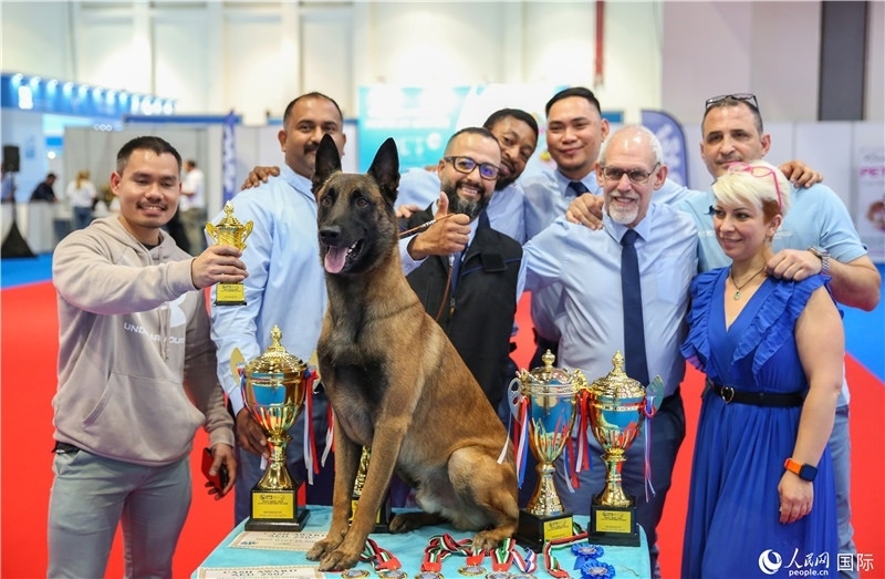 圖為參會(huì)嘉賓與獲獎(jiǎng)寵物合影，塔里克·易卜拉欣攝