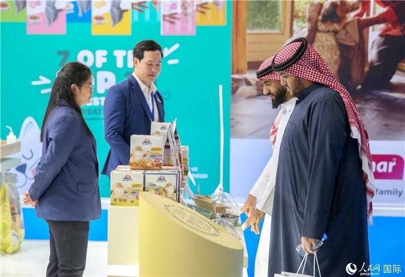 圖為當(dāng)?shù)乜蜕淘谥袊?guó)企業(yè)展位前參觀，塔里克·易卜拉欣攝 (2)