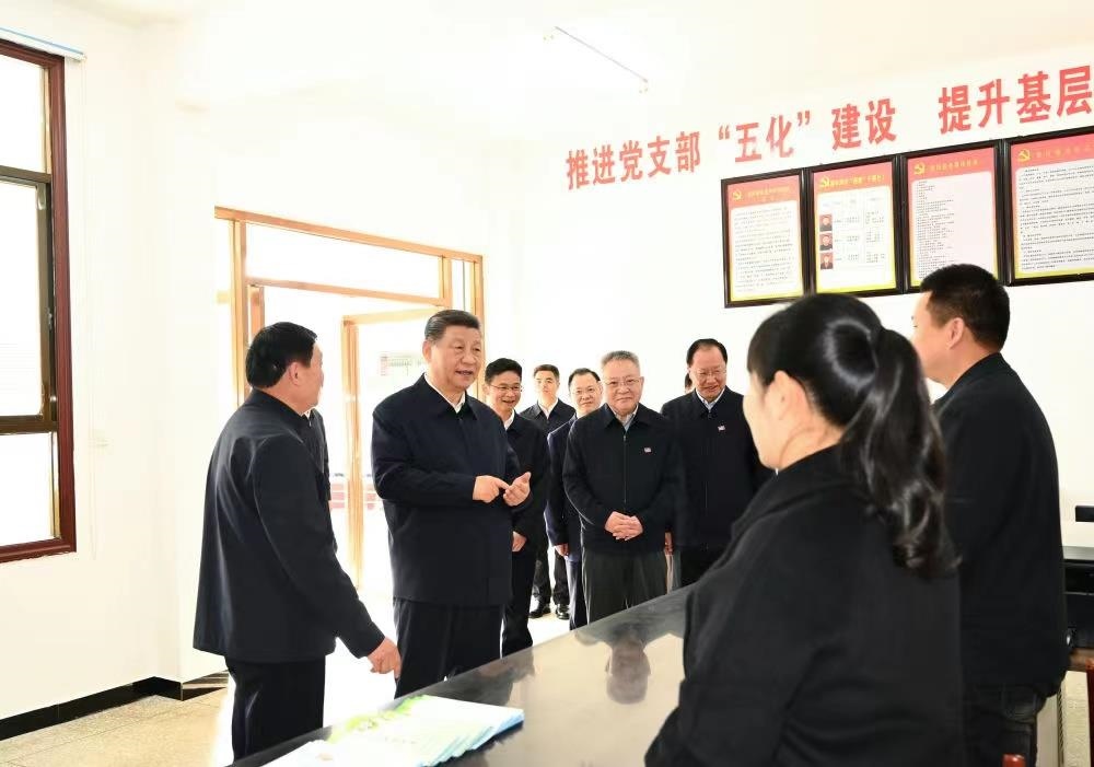 △2024年3月19日，習(xí)近平總書記在湖南常德市鼎城區(qū)謝家鋪鎮(zhèn)港中坪村黨群服務(wù)中心了解當(dāng)?shù)貫榛鶎訙p負(fù)、提升基層治理效能等情況。