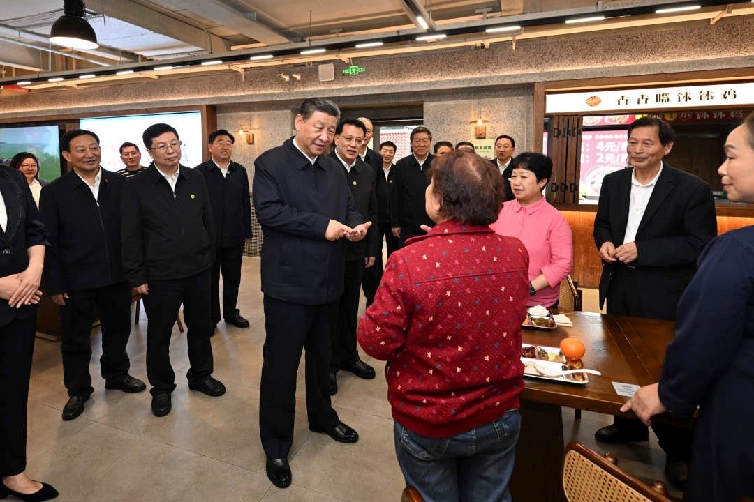 △2024年4月22日，習(xí)近平總書記來到重慶九龍坡區(qū)謝家灣街道民主村社區(qū)考察。