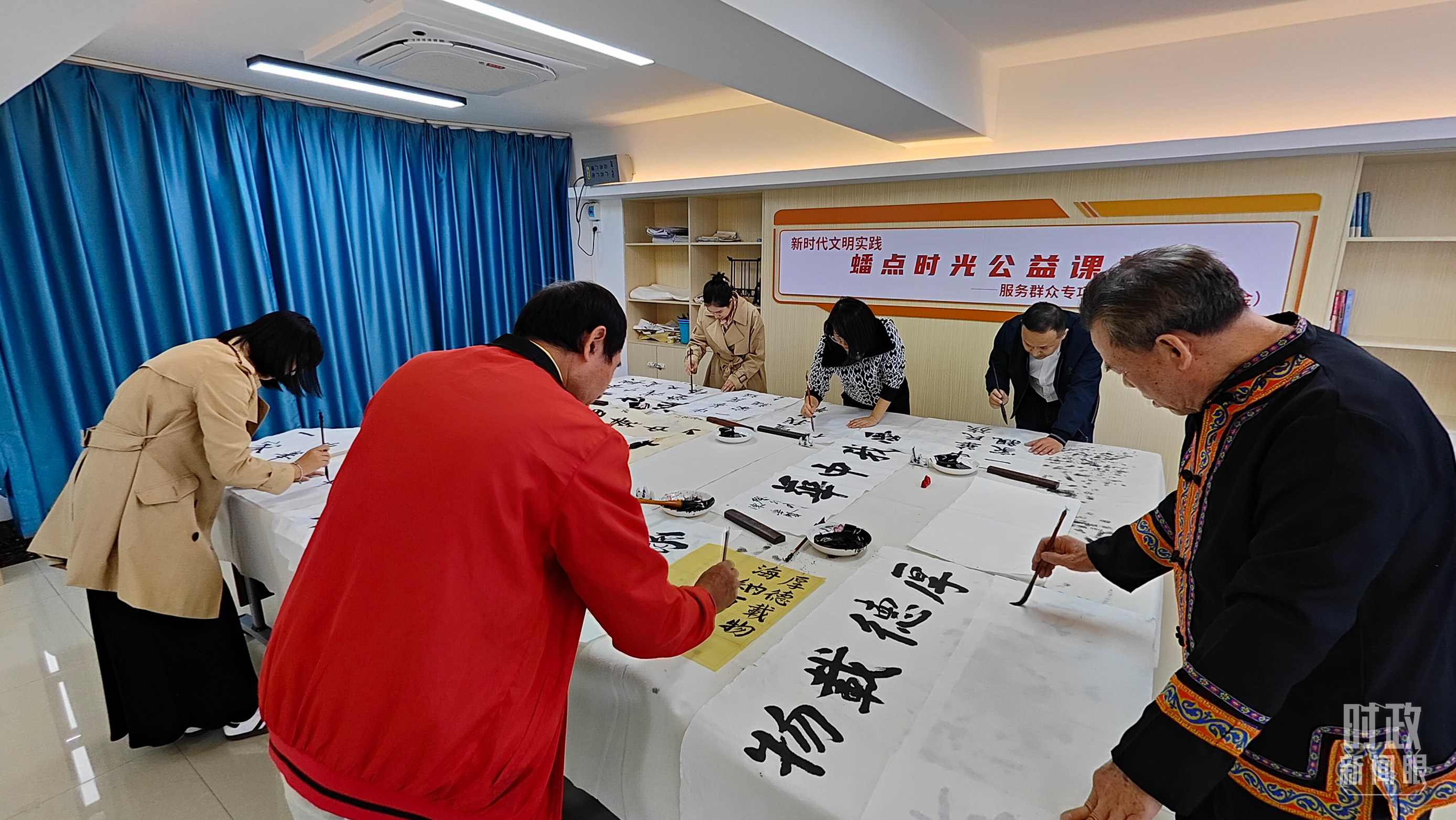 △廣西南寧市多民族社區(qū)——盤龍社區(qū)居民練習(xí)書法。（總臺(tái)央視記者楊立峰拍攝）