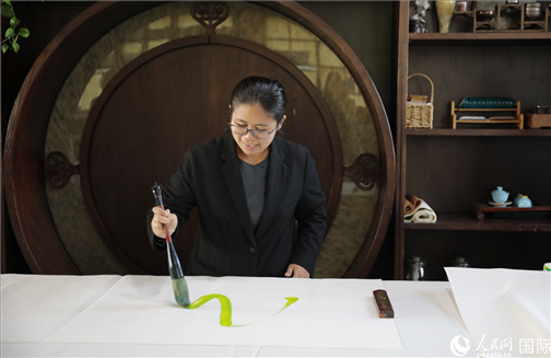緬甸駐華大使館副館長(zhǎng)、公使銜參贊杜欣瑪泰參加《五百筆·瀾湄合作》集體藝術(shù)創(chuàng)作。人民網(wǎng)王婧攝