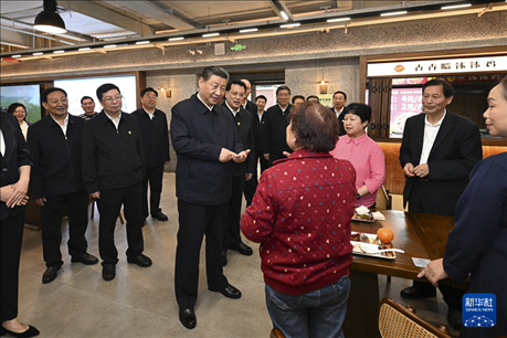 4月22日至24日，中共中央總書記、國家主席、中央軍委主席習(xí)近平在重慶考察。這是22日下午，習(xí)近平在九龍坡區(qū)謝家灣街道民主村社區(qū)考察時，同正在社區(qū)食堂就餐的群眾親切交流。新華社記者 謝環(huán)馳 攝