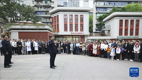 4月22日至24日，中共中央總書記、國家主席、中央軍委主席習(xí)近平在重慶考察。這是22日下午，習(xí)近平在九龍坡區(qū)謝家灣街道民主村社區(qū)考察時，同社區(qū)居民親切交流。新華社記者 鞠鵬 攝