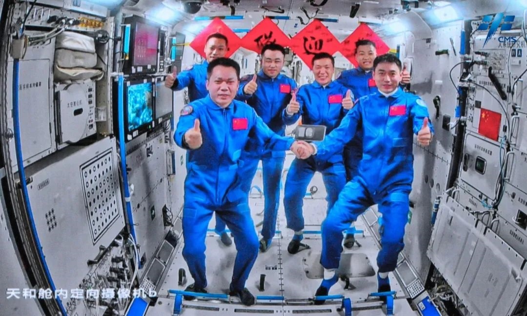 神舟十七號、神舟十八號兩個(gè)航天員乘組“太空會師”。來源：中國載人航天工程