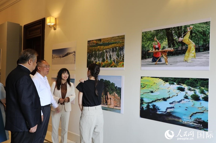 四川省文化和旅游廳副廳長王成平、墨西哥松林文化中心展覽部主任盧西亞·恩里克斯·岡薩雷斯·薩拉維亞、墨西哥中國文化中心主任石岳文參觀圖片展。拍攝者為墨西哥分社外籍雇員埃內斯托·多明戈斯