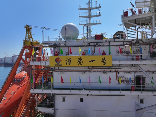 亞洲首艘圓筒型FPSO“?？惶枴苯ㄔ焱旯?。韓慶攝