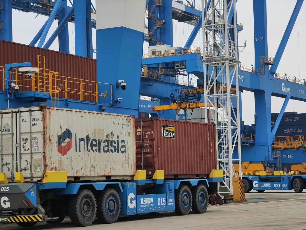 在欽州自動化集裝箱碼頭，智能導(dǎo)引運輸車在運送集裝箱。新華社記者趙歡 攝