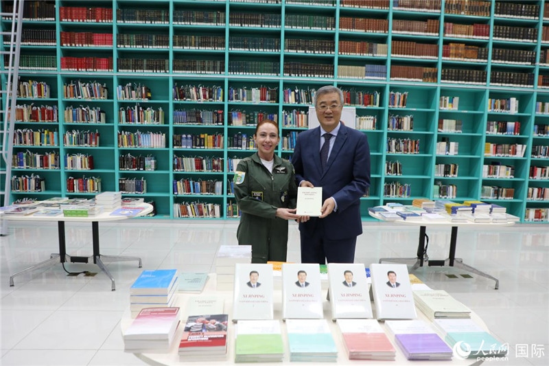授課后，中國駐巴西大使祝青橋向巴西高等防務(wù)學(xué)院圖書館捐贈(zèng)了150本書籍。圖為祝青橋和巴西高等防務(wù)學(xué)院院長卡拉·利里奧·馬丁斯在圖書捐贈(zèng)儀式上。 人民網(wǎng)記者 陳一鳴攝