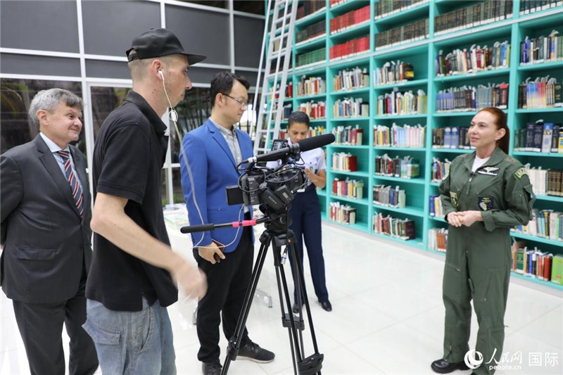 巴西高等防務(wù)學(xué)院院長卡拉·利里奧·馬丁斯接受了人民網(wǎng)的視頻采訪。 人民網(wǎng)記者 陳一鳴攝