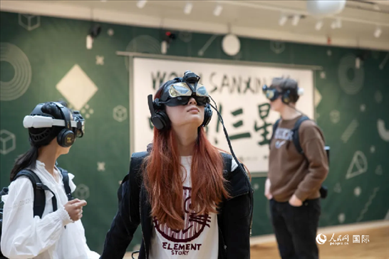 體驗(yàn)三星堆VR文化。中國駐瑞典大使館供圖
