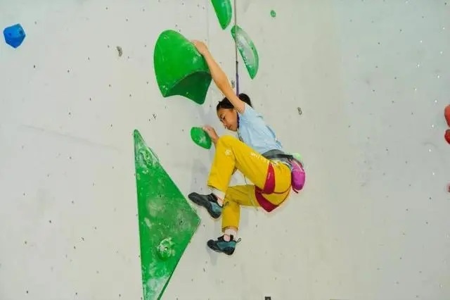 2024年4月16日，全國青少年攀巖公開賽江山站舉行，選手在比賽中。中國登山協(xié)會(huì)供圖