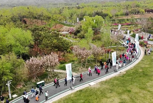 4月27日，登山愛好者在浮山森林公園參加登山健身活動(dòng)（無人機(jī)照片）。新華社記者 李紫恒攝