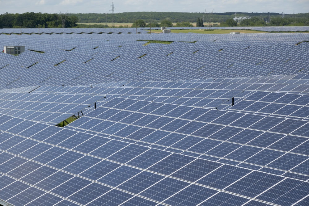 這是2021年5月27日在匈牙利考波什堡拍攝的100兆瓦光伏電站。當(dāng)日，由中國(guó)通用技術(shù)集團(tuán)所屬中國(guó)機(jī)械進(jìn)出口（集團(tuán)）有限公司投資興建的匈牙利考波什堡100兆瓦光伏電站項(xiàng)目在考波什堡市舉行投運(yùn)啟動(dòng)儀式。新華社發(fā)（弗爾季·奧蒂洛攝）