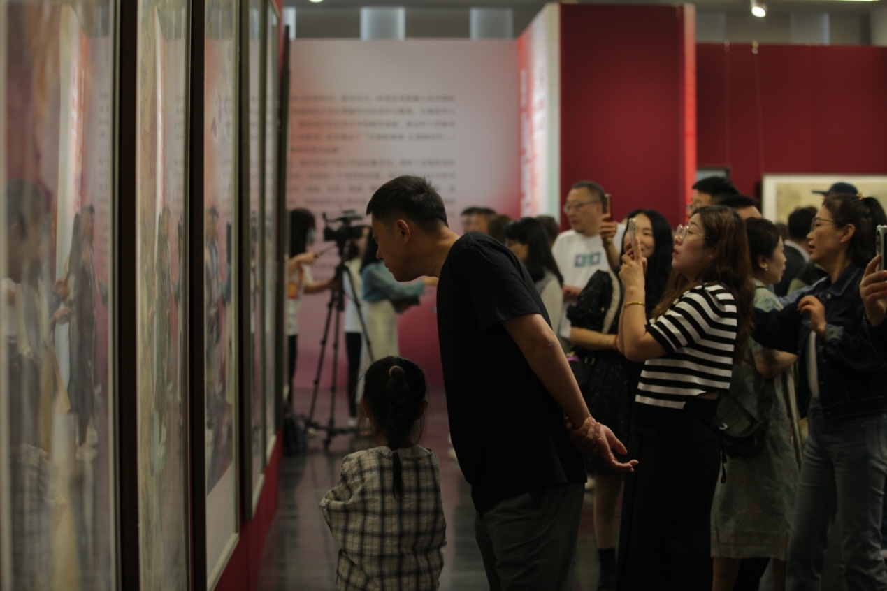 嘉賓及教研員、教師代表參觀展覽。主辦方供圖