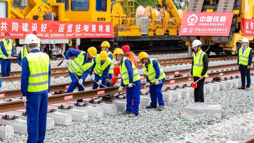 △2024年4月25日，在塞爾維亞北部城市巴奇卡托波拉，匈塞鐵路項(xiàng)目施工人員進(jìn)行匈塞鐵路軌道合龍工作。