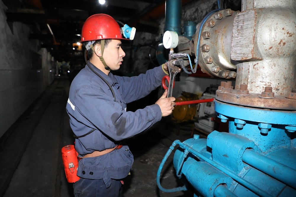 2024年4月30日，冀中能源峰峰集團新屯礦機電區(qū)副區(qū)長顧博在井下泵房檢修水泵。新華社發(fā)