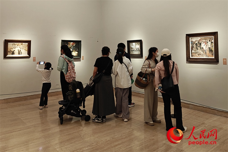“五一”假期，游客在中國美術(shù)館參觀“大美勞動(dòng)者——中國美術(shù)館藏勞動(dòng)題材美術(shù)作品展（第二期）”。人民網(wǎng)記者 韋衍行攝
