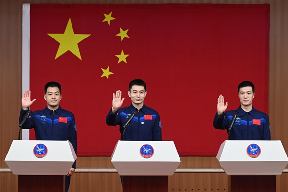 2024年月24日，神舟十八號載人飛行任務(wù)航天員葉光富（中）、李聰（右）、李廣蘇在酒泉衛(wèi)星發(fā)射中心問天閣與媒體記者集體見面。