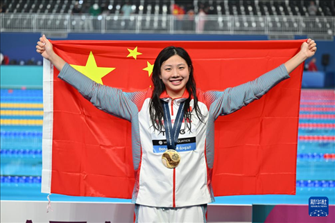 2024年2月13日，2024年世界游泳錦標賽游泳項目女子100米蛙泳決賽在卡塔爾多哈舉行。圖為冠軍中國選手唐錢婷在頒獎儀式后慶祝。新華社記者 薛宇舸 攝