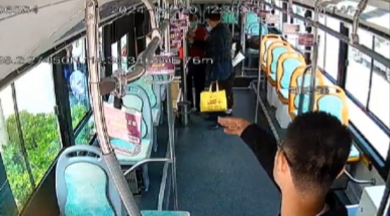 公交車上他一聲大吼！魏杰，好樣的！