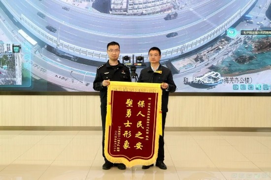 公交車上他一聲大吼！魏杰，好樣的！