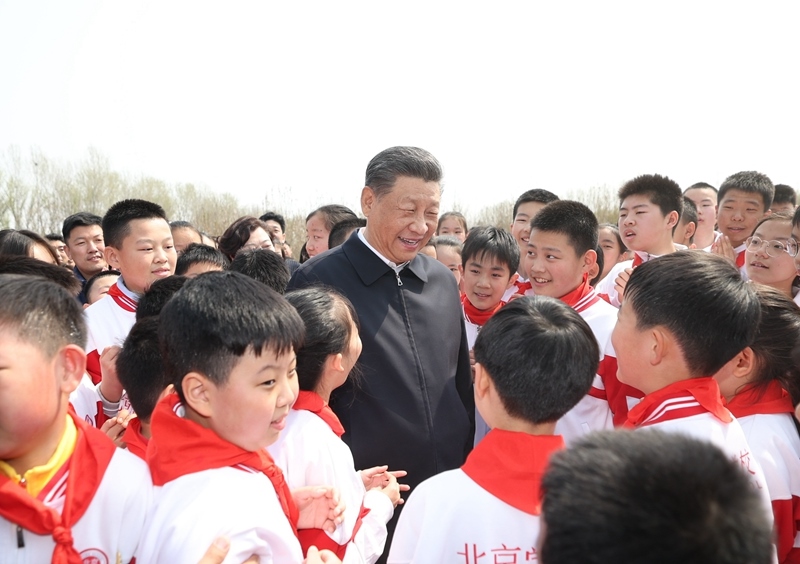 △4月3日，習(xí)近平總書記來(lái)到北京市通州區(qū)潞城鎮(zhèn)參加首都義務(wù)植樹(shù)活動(dòng)。這是總書記同少先隊(duì)員在一起。