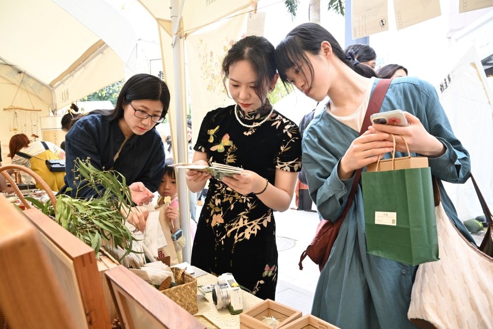 2024年5月2日，游人在福州雅道巷藝術(shù)市集上選購(gòu)創(chuàng)意植物書(shū)簽。新華社記者 姜克紅 攝