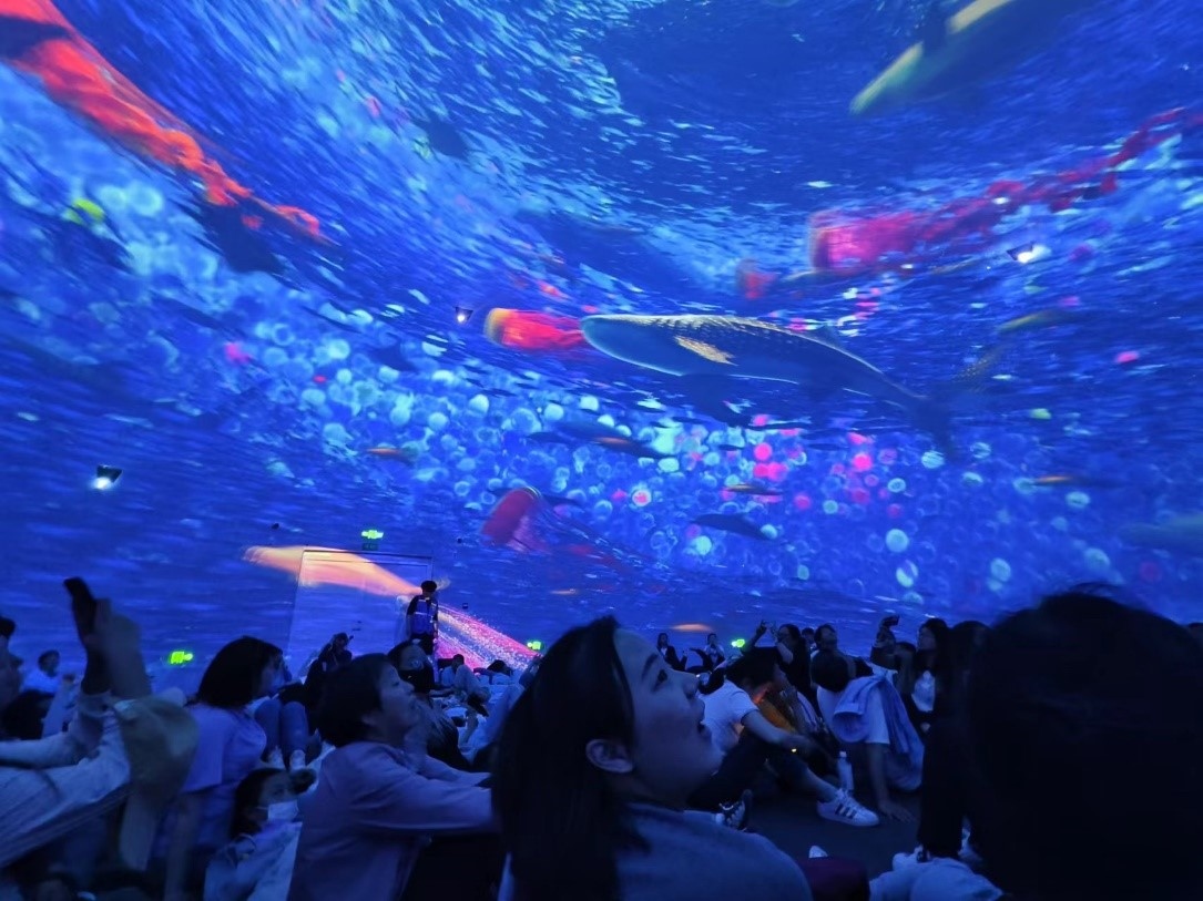 “五一”期間，游客在天津極地海洋公園科技館體驗魔法海洋。人民網(wǎng)記者 喬業(yè)瓊攝