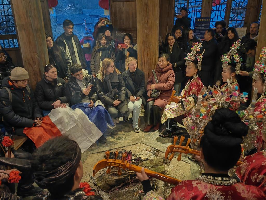 法國(guó)青年在榕江體驗(yàn)民俗文化。新華社記者 羅羽 攝