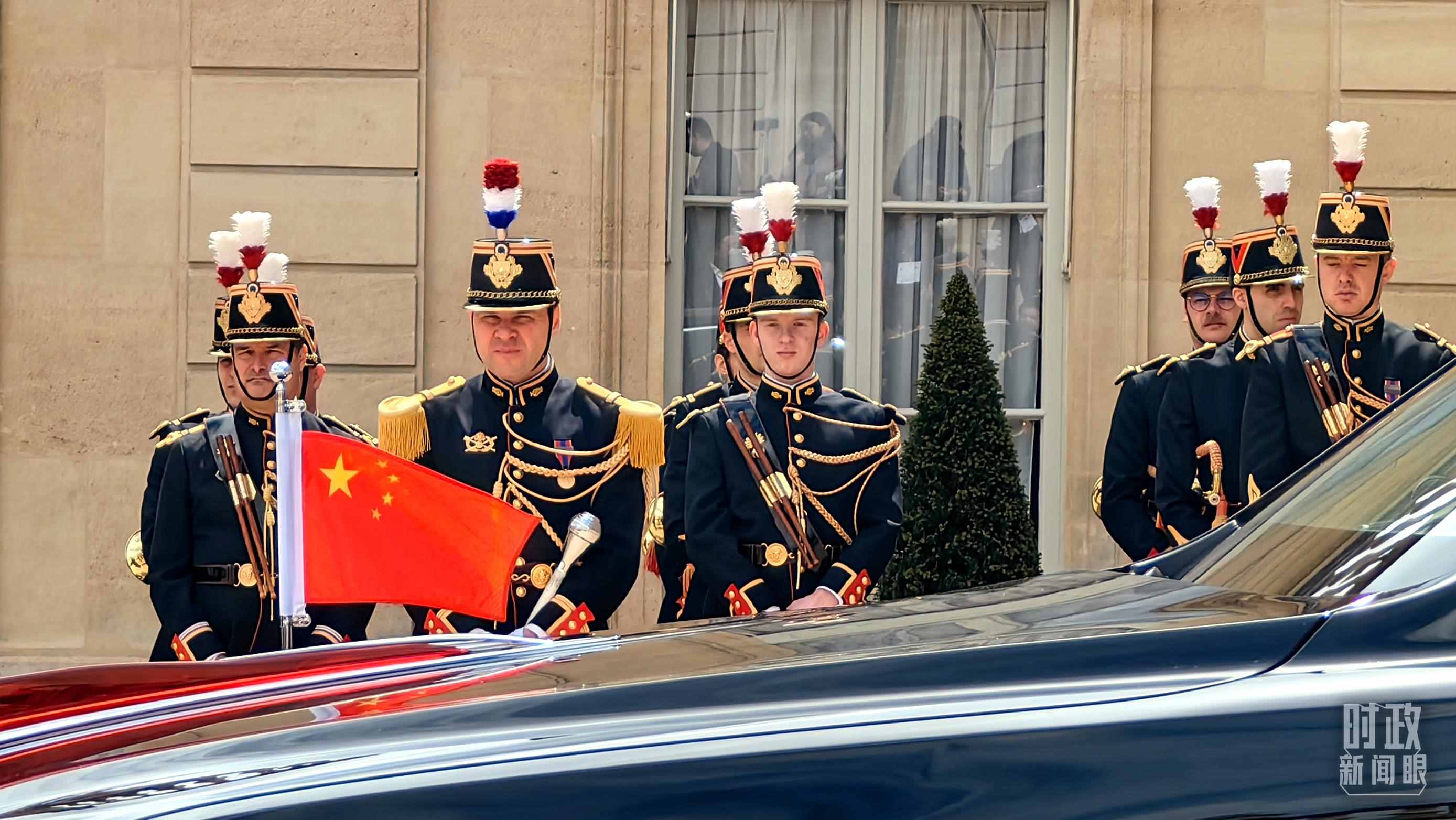 △習(xí)主席乘車(chē)抵達(dá)愛(ài)麗舍宮。（總臺(tái)央視記者段德文拍攝）