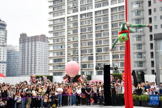 5月7日，演員在長沙國金中心表演木偶劇。新華社記者 陳振海 攝