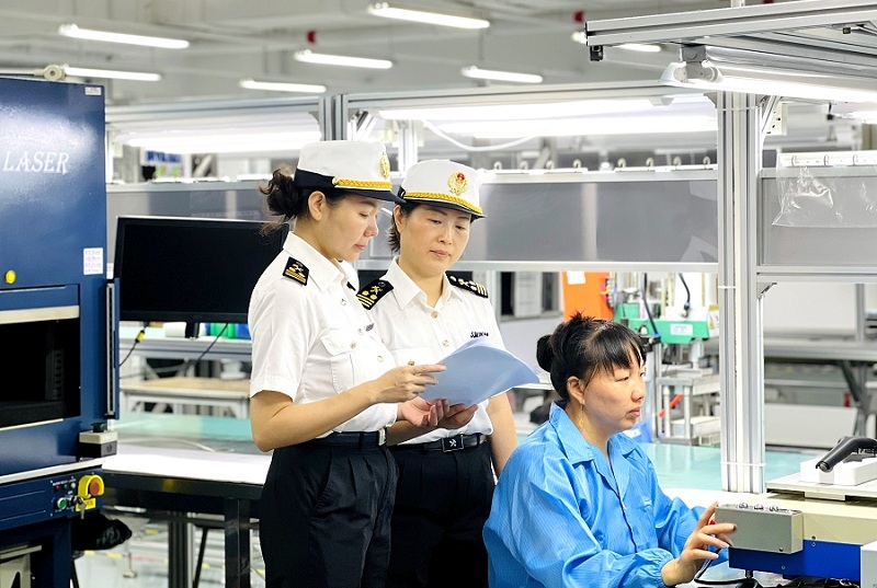 海關關員到AEO企業(yè)開展便利措施享惠情況調研。許煒攝