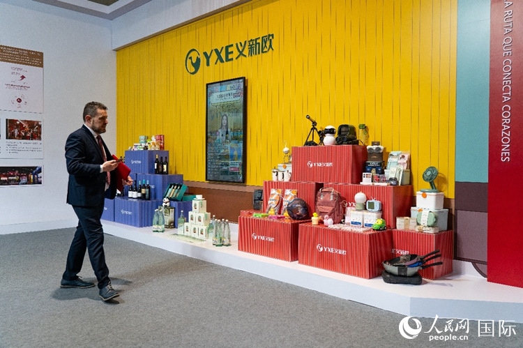 “義新歐”中歐班列（義烏—馬德里）開行十周年成果展上展出班列運(yùn)送的各類商品。大衛(wèi)·阿瑪爾攝