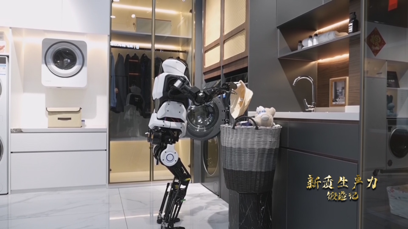 人形機(jī)器人洗衣服。