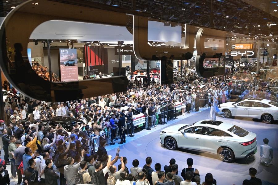 5月4日，參觀者在2024北京車展比亞迪品牌展臺參觀。新華社記者 尹棟遜 攝