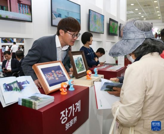 5月9日，在韓國(guó)首爾舉行的首爾國(guó)際旅游展上，參觀者在中國(guó)展區(qū)咨詢。新華社記者 姚琪琳 攝