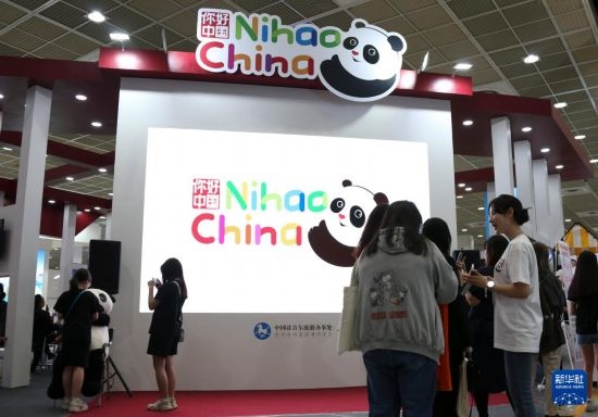 5月9日，在韓國(guó)首爾舉行的首爾國(guó)際旅游展上，參觀者在中國(guó)展區(qū)參加體驗(yàn)項(xiàng)目。新華社記者 姚琪琳 攝