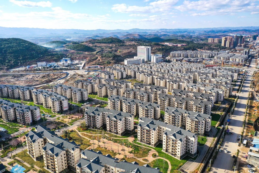 貴州省威寧縣五里崗街道朝陽(yáng)新城易地扶貧搬遷安置小區(qū)（2021年11月28日攝，無(wú)人機(jī)照片）。新華社記者 楊文斌 攝