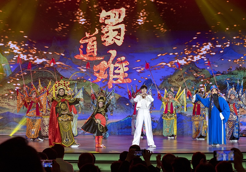 2023年10月13日，成都，“把青春華章寫在祖國大地上”大思政課網(wǎng)絡(luò)主題宣傳和互動(dòng)引導(dǎo)活動(dòng)在四川大學(xué)舉行。