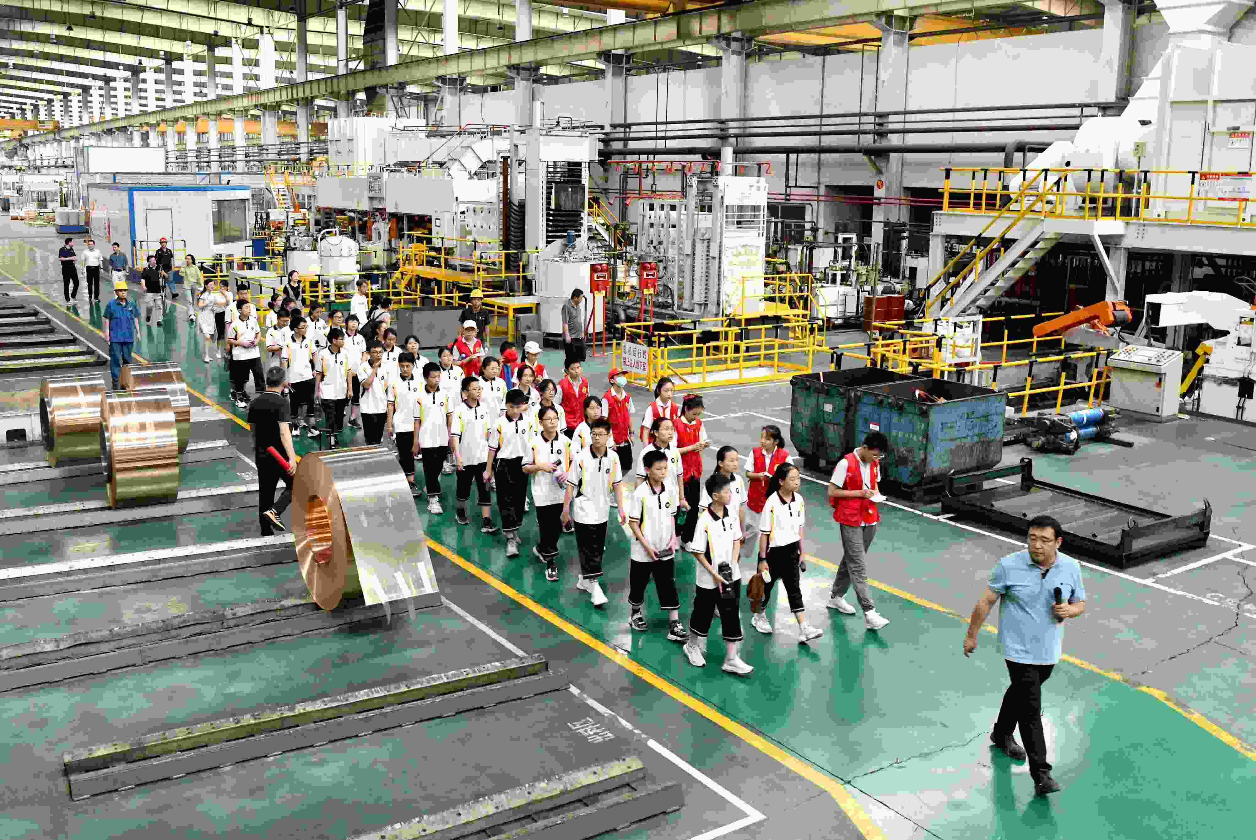 2023年6月9日，在安徽省銅陵一家公司的銅板帶制造車間，銅陵市第七中學(xué)學(xué)生在上“行走的思政課”。