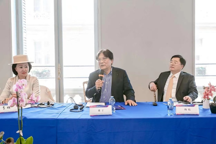 法中交流促進(jìn)會(huì)會(huì)長、作家、翻譯家、法國最高榮譽(yù)騎士勛章獲得者亞丁發(fā)言（圖片：中國傳媒大學(xué)