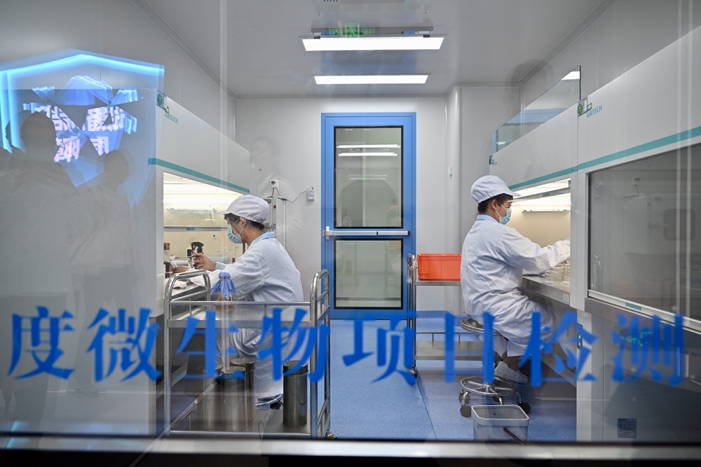 2024年5月8日，福建長富乳品有限公司工作人員在對乳品進(jìn)行微生物項(xiàng)目檢測。新華社記者 姜克紅 攝